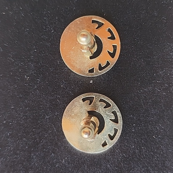 Vintage Gold Tone Cutout Cufflinks - Picture 3 of 3
